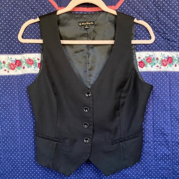 Black button up vest - Picture 5 of 5